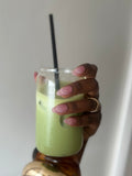 Press-on nails Essential Cherry rose nude glossy portés avec un matcha latte dans une esthétique clean girl