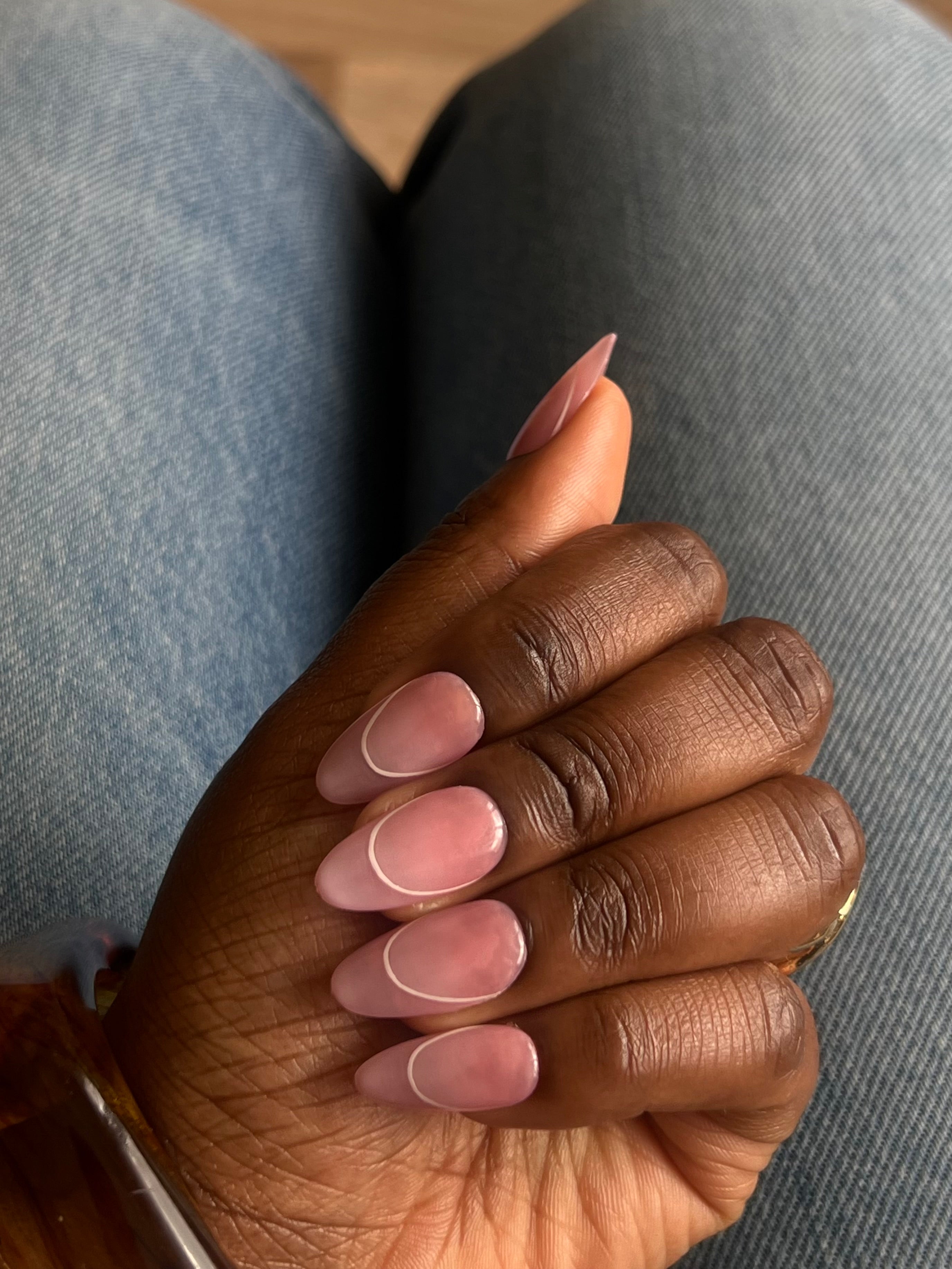 Press-on nails Essential Cherry rose nude glossy avec micro french blanche et finition naturelle