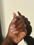Set press-on nails Flirt Cherry nude avec french blanche graphique et nail art à pois – Maison Cherry