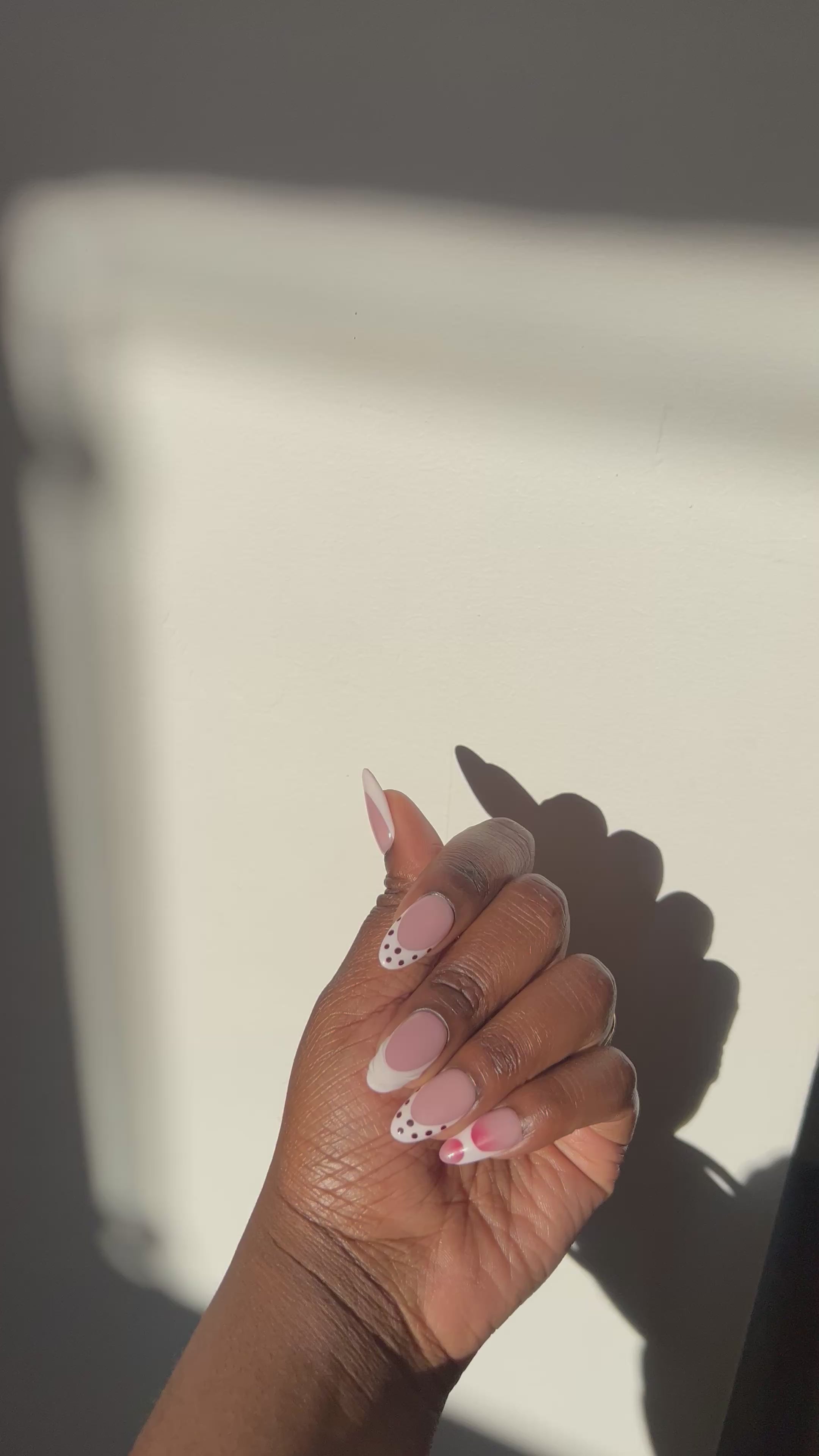 Press-on nails Flirt Cherry nude glossy avec french blanche et détails à pois bordeaux